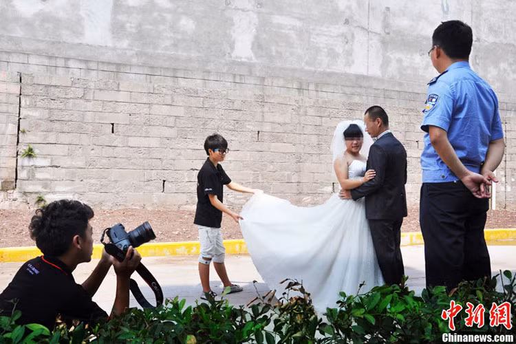 Sáu tù nhân đã tất bật chụp ảnh cưới nhờ vào đặc ân này. Ngày lễ tình yêu của người Trung Quốc năm nay rơi đúng vào tháng 7 âm lịch – tháng cô hồn theo lịch truyền thống của nước này.