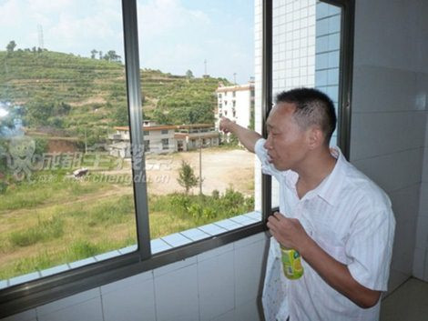 Anh Wu bần thần chỉ tay về phía ngọn đồi nơi đứa con xấu số của anh được chôn cất.