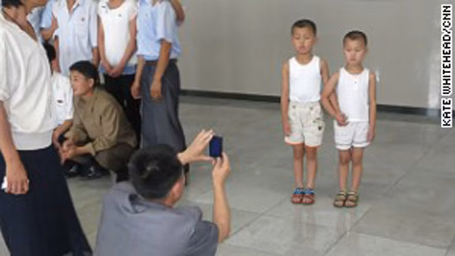 7. Thoải mái dùng di động - Du khách có thể mang theo điện thoại khi thăm Bình Nhưỡng bằng cách mua một thẻ SIM nội địa tại sân bay, cho phép thực hiện các cuộc gọi quốc tế và liên lạc với những người nước ngoài khác. Tuy nhiên, một thẻ SIM cho 2 tuần tiêu tốn 66 USD. Mạng di động Koryolink của Triều Tiên đã có hơn 2 triệu thuê bao.