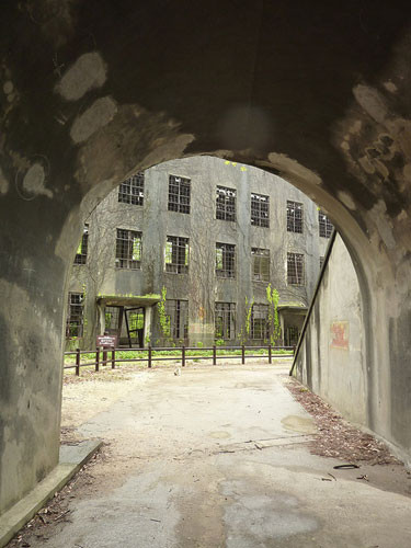 Theo ông Yamauchi Masayuki, một trong những người dẫn tour du lịch tới thăm nhà máy hóa học hoang phế cho biết, rất nhiều người đã bị nhiễm độc bị chết hoặc phải chịu đựng hàng loạt các bệnh tật kinh khủng trong suốt cuộc đời còn lại.