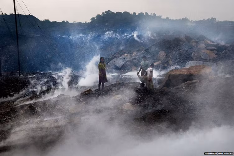 Những ngọn lửa âm ỉ thiêu đối thị trấn từ trong lòng đất còn gây lở đất cướp đi tính mạng của nhiều cư dân trong khu vực trong những năm qua.