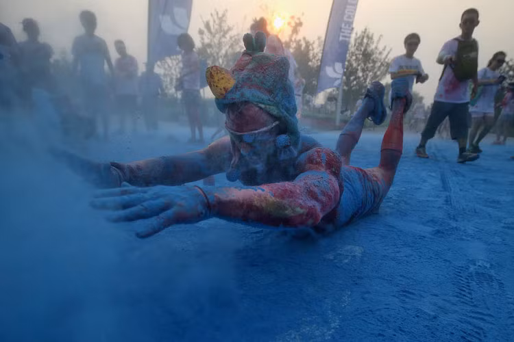 Các thí sinh đua nhau chạy qua khu vực bị ném bột màu xanh trong cuộc thi chạy sắc màu ở Bắc Kinh ngày 10/8. Đây là lần đầu tiên Trung Quốc tổ chức sự kiện này.