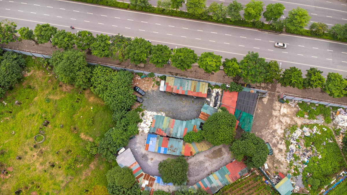 Hiện tại, trên khu đất này có một số nhà tạm đoạn tiếp giáp đường Võ Chí Công. Đây là các nhà tạm đang kinh doanh 1 số các dịch vụ như bãi đỗ xe, đá ốp lát, rửa xe, đồ gốm sứ...