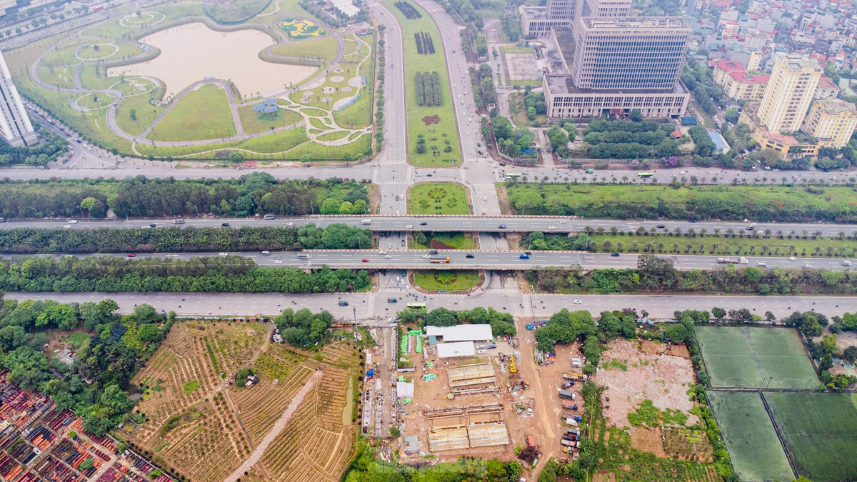 Khu đất này có hệ thống giao thông thuận tiện khi tiếp giáp Đại lộ Thăng Long, gần Trung tâm Hội nghị Quốc gia. Nguyễn Trọng Tài