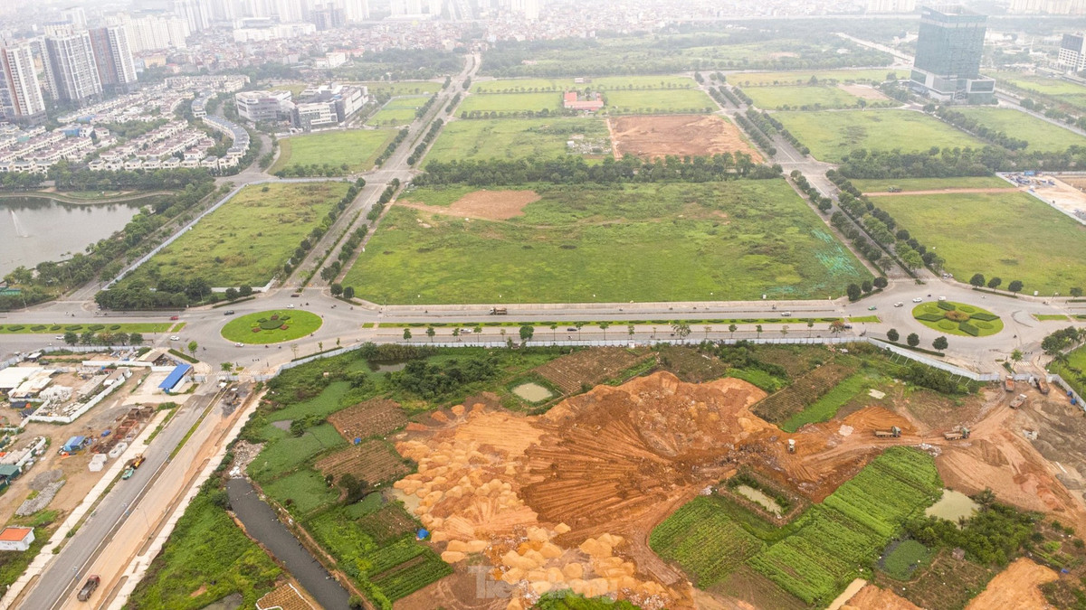 Các tuyến đường bao quanh khu đất cũng đang được triển khai xây dựng, hoàn thiện.