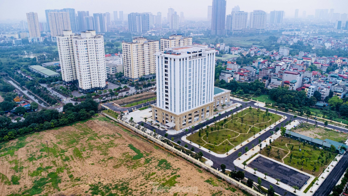 Giai đoạn 2023 - 2025, tại khu vực Mễ Trì sẽ chuẩn bị đầu tư xây dựng dự án trụ sở Bộ Nông nghiệp và Phát triển nông thôn. Trong hình là công trình trụ sở Bảo hiểm xã hội Việt Nam sẽ được hoàn thành đưa vào sử dụng.