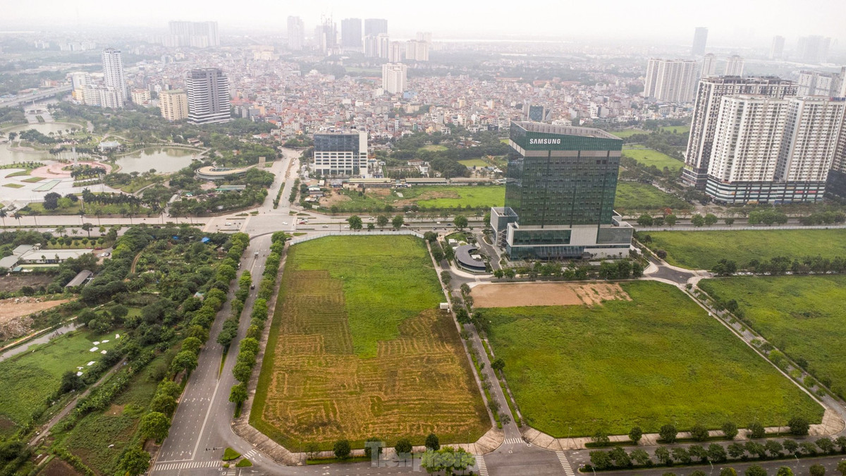 Cơ sở hạ tầng đường sá giao thông của khu Tây Hồ Tây rất thuận lợi, tiếp giáp đường Võ Chí Công, đi qua vành đai 2,5 và gần đường vành đai 3 và trục Tây Thăng Long.