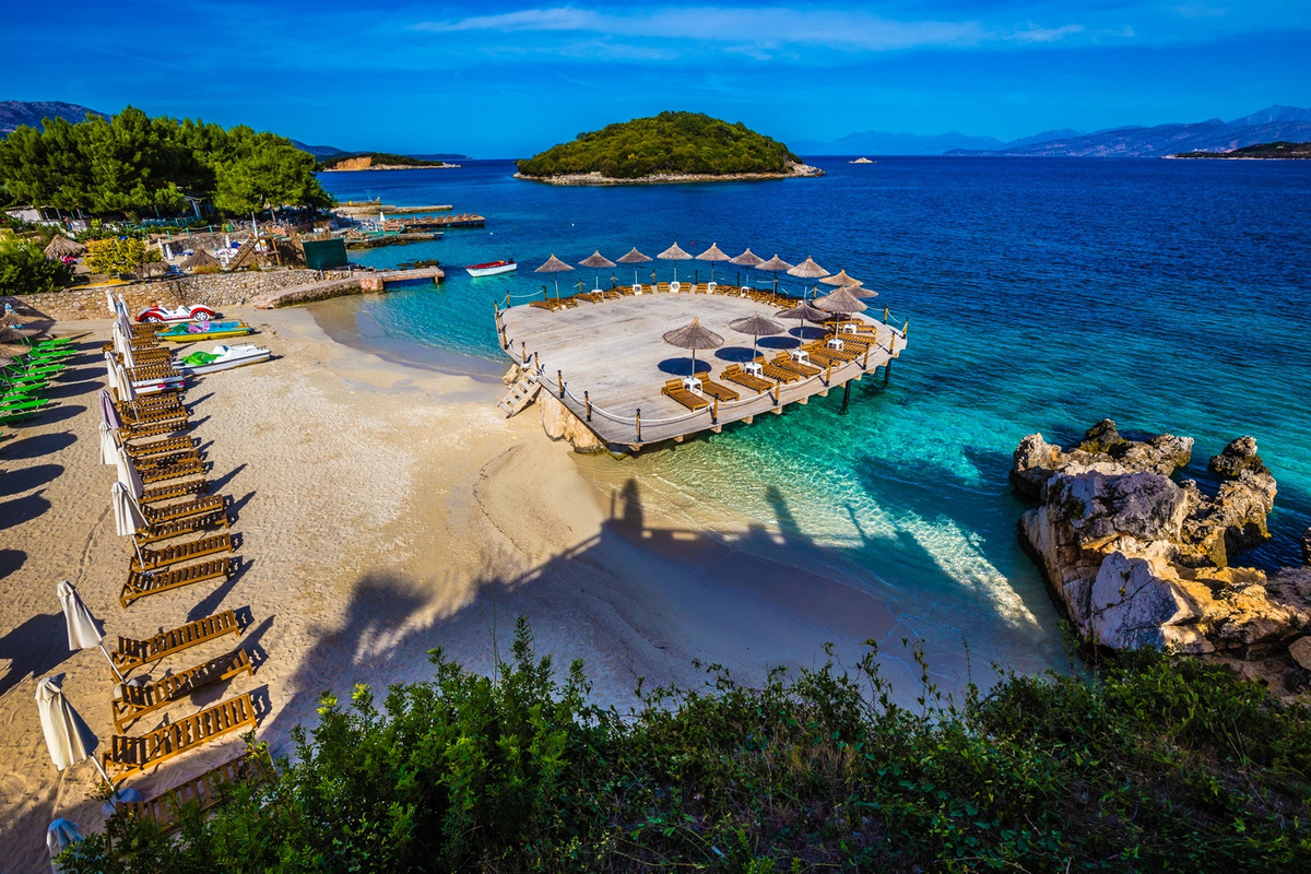 Ảnh: soleazur.rs. Ngoài bãi biển đẹp với làn nước trong vắt, cách 5 km về phía nam thị trấn là khu khảo cổ kiêm Di sản Văn hóa Thế giới Butrint, nơi lưu giữ tàn tích của một trong những thành phố Hy Lạp cổ đại. Còn nếu di chuyển bằng xe khoảng 40 phút về hướng thành phố Gjirokaster, bạn sẽ đến được hố đá vôi Blue Eye, tuyệt tác tự nhiên với làn nước xanh của đại dương và hình dáng như đôi mắt người. Đặc biệt, vì là điểm tham quan mới nổi nên chi phí lưu trú tại Ksamil khá rẻ, chỉ từ 22 USD/đêm. Kuta Atara, Indonesia Vượt qua rất nhiều cái tên nổi tiếng để trở thành điểm du lịch hàng đầu năm nay là thiên đường lướt sóng Kuta Atara ở Bali (Indonesia). Với khởi điểm chỉ là một làng chài nhỏ, bãi biển này giờ đây thu hút khách du lịch một phần nhờ sự phổ biến tăng cao của Bali. Hiện tại, ước tính có khoảng hàng triệu du khách ghé thăm Kuta Atara để nghỉ mát, đặc biệt vào mùa hè.