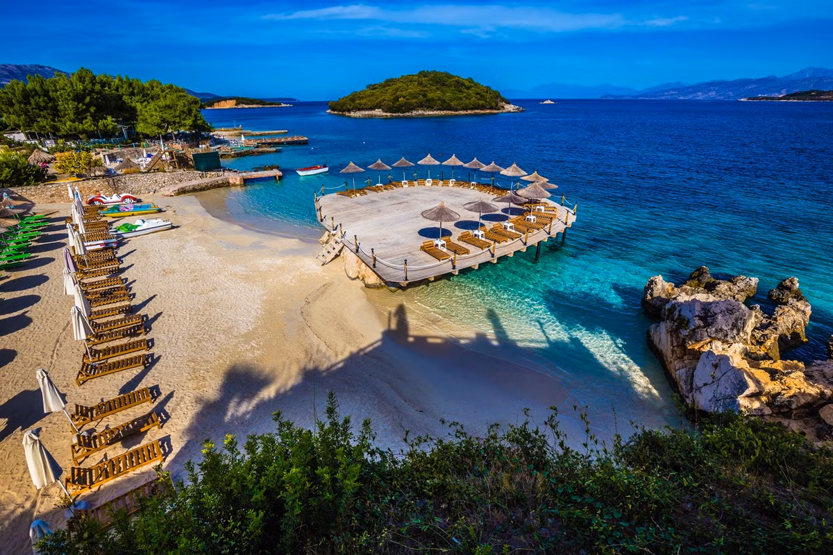 Ảnh: soleazur.rs. Ngoài bãi biển đẹp với làn nước trong vắt, cách 5 km về phía nam thị trấn là khu khảo cổ kiêm Di sản Văn hóa Thế giới Butrint, nơi lưu giữ tàn tích của một trong những thành phố Hy Lạp cổ đại. Còn nếu di chuyển bằng xe khoảng 40 phút về hướng thành phố Gjirokaster, bạn sẽ đến được hố đá vôi Blue Eye, tuyệt tác tự nhiên với làn nước xanh của đại dương và hình dáng như đôi mắt người. Đặc biệt, vì là điểm tham quan mới nổi nên chi phí lưu trú tại Ksamil khá rẻ, chỉ từ 22 USD/đêm. Kuta Atara, Indonesia Vượt qua rất nhiều cái tên nổi tiếng để trở thành điểm du lịch hàng đầu năm nay là thiên đường lướt sóng Kuta Atara ở Bali (Indonesia). Với khởi điểm chỉ là một làng chài nhỏ, bãi biển này giờ đây thu hút khách du lịch một phần nhờ sự phổ biến tăng cao của Bali. Hiện tại, ước tính có khoảng hàng triệu du khách ghé thăm Kuta Atara để nghỉ mát, đặc biệt vào mùa hè.