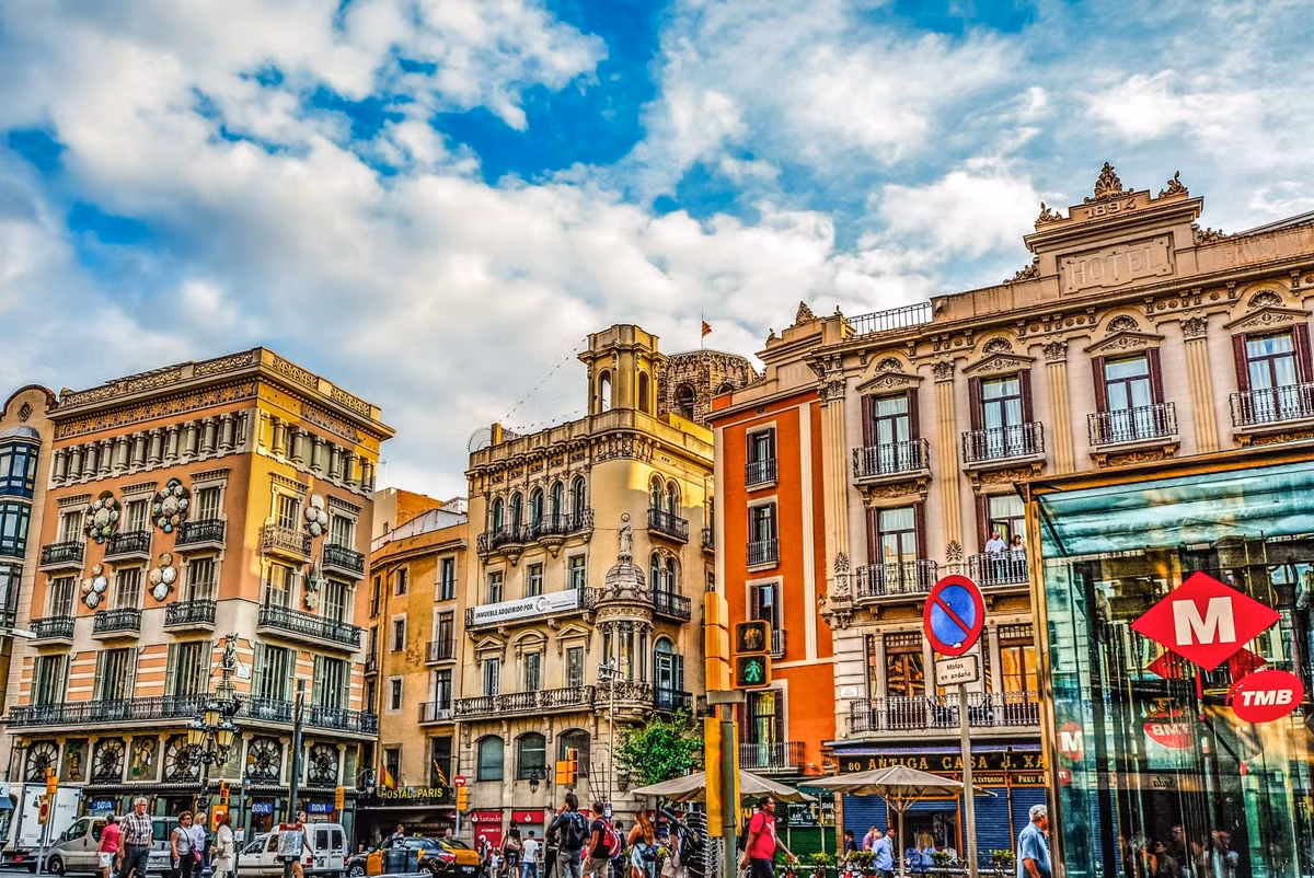 Ảnh: eramusu. Một trong những điểm tham quan hàng đầu tại Barcelona là Vương cung thánh đường Sagrada Família, nhà thờ Công giáo chưa hoàn thành lớn nhất thế giới. Ngoài ra, nơi đây còn có công viên cổ tích Park Güell, với tập hợp những kiệt tác kiến trúc đến từ nhiều nghệ sĩ. Nhìn chung, Barcelona là điểm đến thân thiện dành cho những người hướng ngoại. Tuy nhiên, nơi này chưa hẳn thân thiện với túi tiền, giá đặt phòng trung bình tại đây dao động 156-289 USD/đêm. Ksamil, Albania Thị trấn ven biển Ksamil của Albania hiện là một trong những điểm đến được săn đón nhất mùa hè năm nay, sau khi hàng nghìn video về nơi này trở thành xu hướng trên mạng xã hội. Ksamil nằm dọc theo phía nam biển Adriatic, với khung cảnh tự nhiên hoang sơ và yên bình vì chưa được khai thác triệt để cho du lịch.