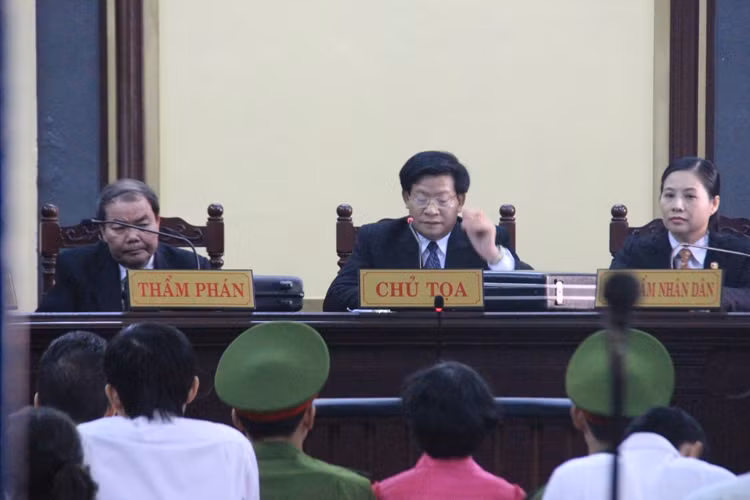 Chủ tọa Nguyễn Đức Sáu tuyên bố phiên tòa tiếp tục diễn ra.