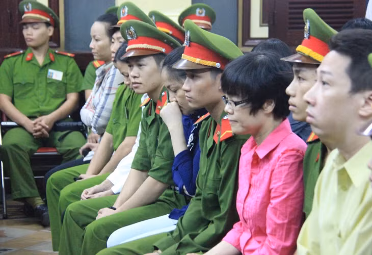 Huỳnh Thị Huyền Như (áo hồng) nguyên là Phó phòng quản lý rủi ro Ngân hàng TMCP Công thương Việt Nam (Vietinbank) chi nhánh TP HCM kiêm quyền trưởng phòng giao dịch Điện Biên Phủ bị truy tố với 2 tội "Lừa đảo chiếm đoạt tài sản" và " Làm giả con dấu, tài liệu của cơ quan tổ chức".