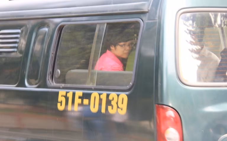 Huỳnh Thị Huyền Như tìm người thân từ trong xe bít bùng.