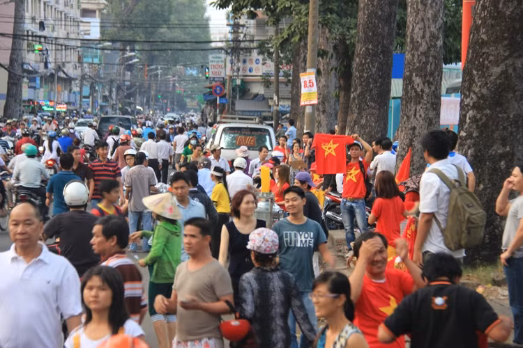 Hàng chục ngàn người có mặt xung quanh các tuyến đường quanh sân vận động Thống Nhất.