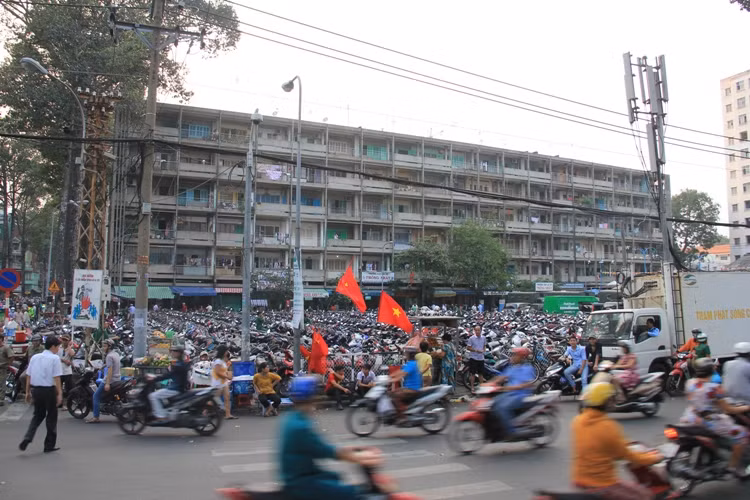 Các bãi xe chật kín chổ