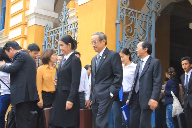 Các luật sư ra về và sẽ tiếp tục có mặt vào chiều nay để tham gia xét xử.