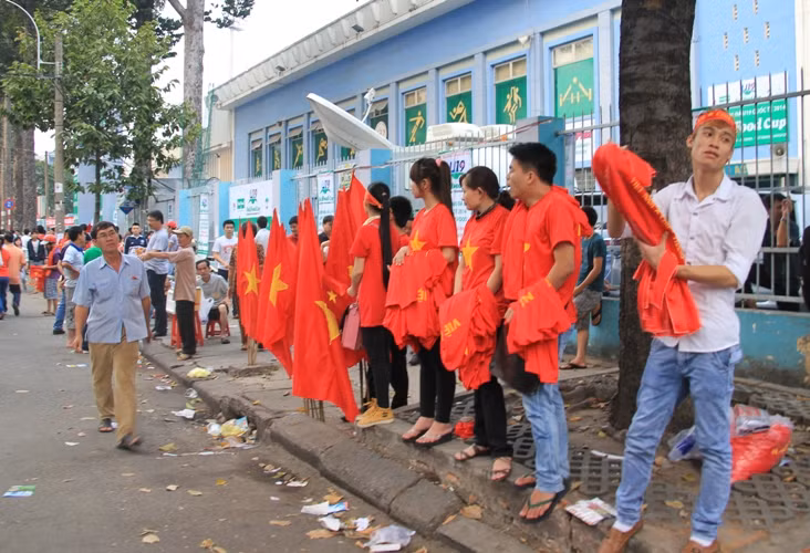 Cờ đỏ sao vàng, băngron ủng hộ đội tuyển Việt Nam được bán đầy đường.