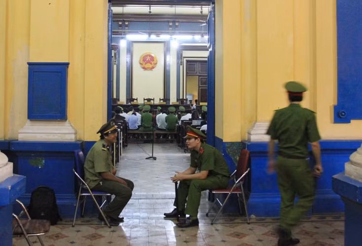 Phiên tòa được lực lượng cảnh sát hỗ trợ tư pháp bảo vệ nghiêm ngặt. Lực lượng PV chỉ được chụp ảnh trước phiên tòa diễn ra và sau đó phải rời phòng xử để tác nghiệp bên ngoài.