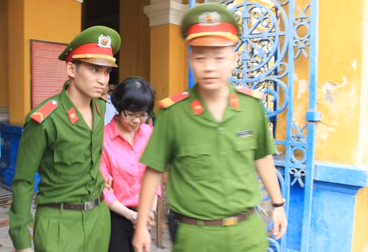 Bị cáo Huỳnh Thị Huyền Như bị giải ra xe đưa về trại tạm giam.