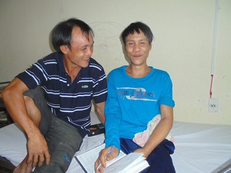 Cười tủm tỉm vì bị em trai chê vẽ xấu.