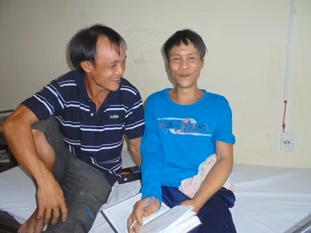 Cười tủm tỉm vì bị em trai chê vẽ xấu.