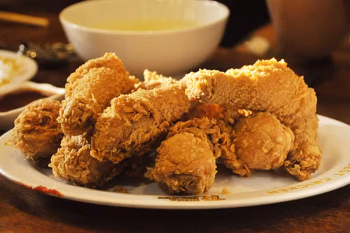 Đổ bột chiên giòn ra bát, lăn cánh gà qua bột chiên giòn sao cho cánh chỉ bám 1 lớp bột mỏng. Nhúng qua trứng đã được đánh tan.Rồi lăn lại qua bột chiên xù. Dùng màng bọc thực phẩm bọc kín lại đem để trong ngăn mát tủ lạnh 30-60 phút rồi mới đem chiên để đảm bảo bột được bám chắc vào cánh.