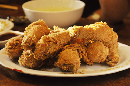 Đổ bột chiên giòn ra bát, lăn cánh gà qua bột chiên giòn sao cho cánh chỉ bám 1 lớp bột mỏng. Nhúng qua trứng đã được đánh tan.Rồi lăn lại qua bột chiên xù. Dùng màng bọc thực phẩm bọc kín lại đem để trong ngăn mát tủ lạnh 30-60 phút rồi mới đem chiên để đảm bảo bột được bám chắc vào cánh.