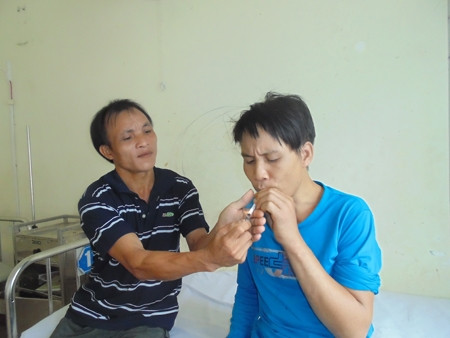 “Giận” em bắt mồi thuốc để hút….