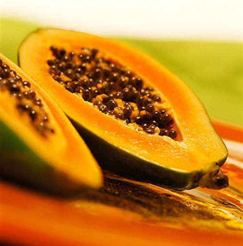 Đu đủ có chứa các hợp chất beta carotene và lycopene rất hiệu quả trong cuộc chiến chống các gốc tự do. Isothiocyanates từ đu đủ cũng bảo vệ các tế bào di căn thành ung thư. Do đó điều này làm cho đủ đủ trở thành “superfood” chống lại ung thư.