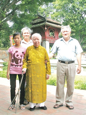 Cụ bà Trịnh Văn Bô tại Văn Miếu Quốc Tử Giám.