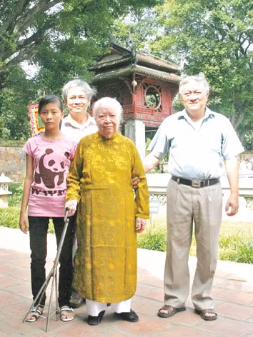 Cụ bà Trịnh Văn Bô tại Văn Miếu Quốc Tử Giám.