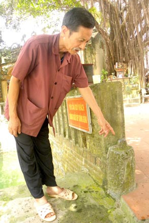 Cụ Bích chỉ biểu tượng sinh thực khí ngay trên miệng giếng cổ.