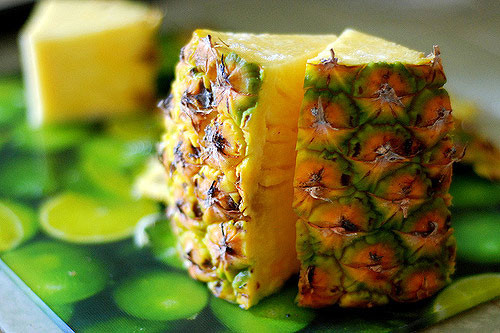  Bánh dứa chiên giòn: Nguyên liệu - 1 quả dứa, 2 thìa đường, 100g bột ngô, 150g bột vụn bánh mì, 1 quả trứng gà