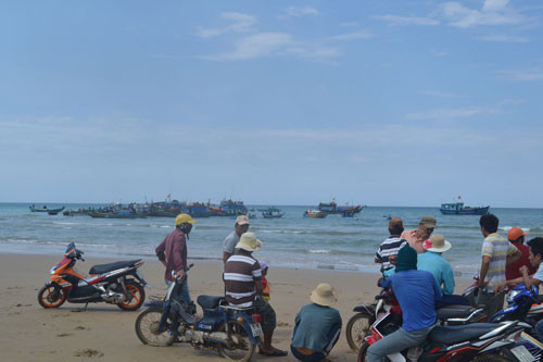 Việc phát hiện thêm tàu cổ đắm khiến hàng trăm người dân hiếu kỳ bỏ việc làm đến xem.