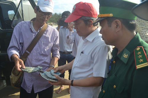 Các mảnh gốm sứ cổ mà ngư dân lặn tìm được trên tàu cổ đắm có niên đại thế kỷ 17