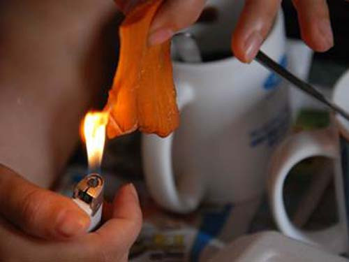 Miếng thịt dễ dàng bắt lửa mặc dù đang ướt sũng