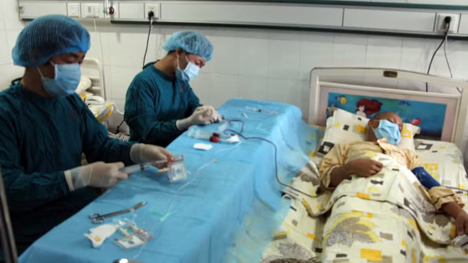 Các bác sĩ đang ghép tế bào gốc cho bệnh nhân ở viện huyết học và truyền máu.