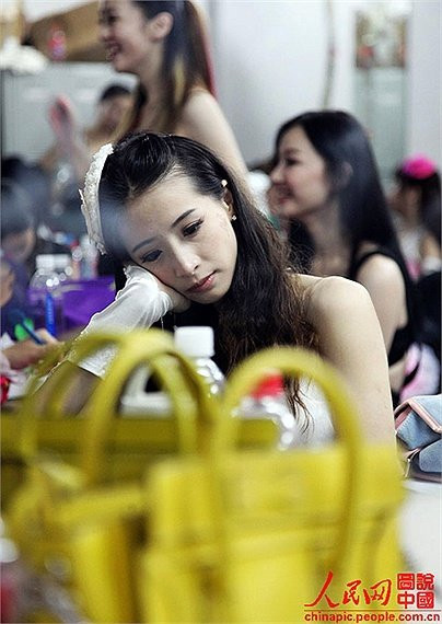 Vẻ mệt mỏi hiện rõ trên khuôn mặt.