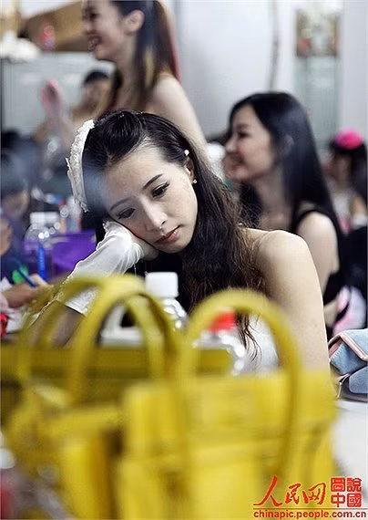 Vẻ mệt mỏi hiện rõ trên khuôn mặt.