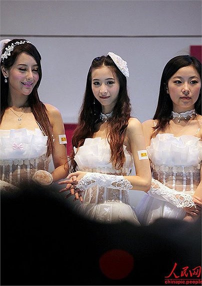 Có hai loại đồng phục, màu trắng là hot SG - đảm nhiệm trình diễn chính, màu hồng là SG thường đứng vòng ngoài. Đây là năm thứ ba Trương Diệp Giai làm SG, năm đầu tiên cô chỉ là một lễ tân, năm thứ hai là SG thường, năm nay đã được làm hot SG.