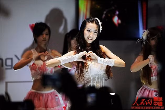 Nụ cười trên sân khấu cũng phải được tập luyện trước. Phải cười sao cho đẹp nhất, lôi cuốn và ăn hình nhất.