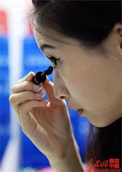 Đôi mắt cần chăm chút kỹ càng. SG phải trình diễn cả một ngày dưới ống kính nên không thể có một lỗi trang điểm nào, dù là rất nhỏ. Đặc biệt là đôi mắt, bộ phận tạo nên biểu cảm khuôn mặt.