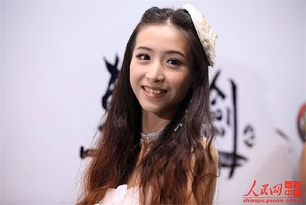 Trương Diệp Giai (NiNa) là sinh viên khoa Hàng hải, Đại học Thượng Hải, cô là một người mẫu ảnh quen thuộc của giới chụp hình Thượng Hải. Hàng ngày, cô phải thức dậy từ 5h30, mất 45 phút trang điểm, rồi phải đi tàu điện ngầm đến địa điểm tổ chức.