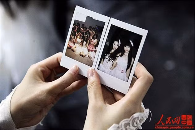 Lúc 10:05, trong vài phút nghỉ ngơi ngắn ngủi, Diệp Giai nhận được một món quà khá thú vị từ một người bí ẩn.