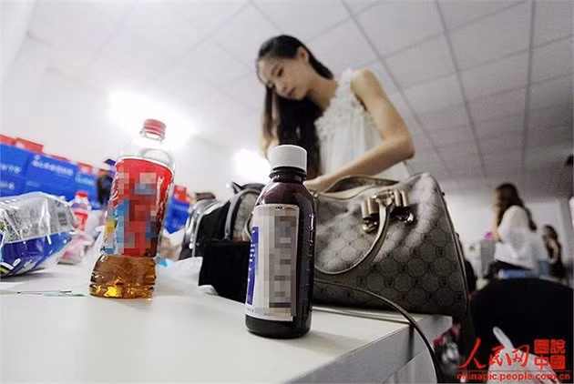 Ngày thứ ba luyện tập trước khi biểu diễn chính thức, áp lực, mệt mỏi cộng với điều hòa công suất lớn khiến cô phải sử dụng đến thuốc ho và nước tăng lực để duy trì sức khỏe.