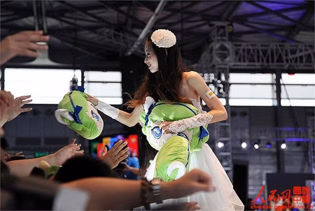 Cô đã phải cố gắng nỗ lực rất nhiều để trở thành hot SG, học trang điểm, vũ đạo, trình diễn trước ống kính… Đằng sau ánh đèn flash là rất nhiều mồ hôi, nước mắt.