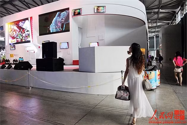 Đến nơi làm việc, trước khi bước vào phòng thay đồ phải ngoái nhìn cách trang trí của gian hàng để có cách trang điểm phù hợp.