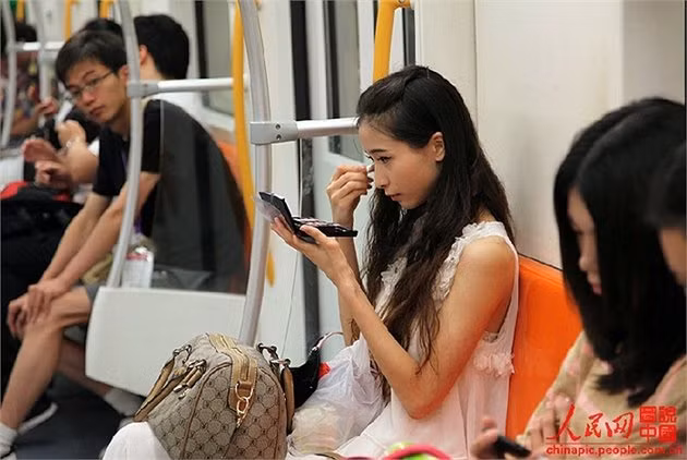 Thời gian đi lại mất 40 phút, trên tàu điện ngầm, Diệp Giai không sử dụng thời gian quý báu này để nghỉ ngơi mà để tút tát lại nhan sắc. Theo cô, một SG phải xinh đẹp và nổi bật mọi lúc, mọi nơi.