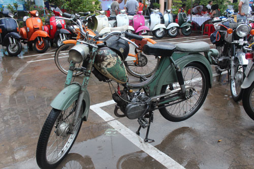 Anh Nguyễn Văn Quẩn, Chủ nhiệm CLB "Vespa and Friends", cho biết sau chương trình, thành viên các CLB sẽ cùng nhau trao quà cho học sinh nghèo tại P.Long Tuyền, P.Thới An Đông, Q.Bình Thủy (TP.Cần Thơ) nhân dịp đầu năm học mới; tặng quà tại Trung tâm nuôi dưỡng trẻ mồ côi và người già neo đơn; Trung tâm nuôi dưỡng trẻ khuyết tật Cần Thơ.