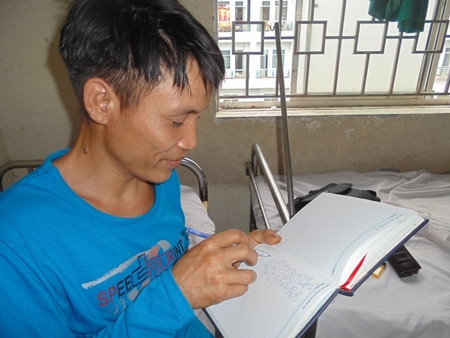 Những lúc rảnh lấy bút ra vẽ con thú cho đỡ nhớ rừng…